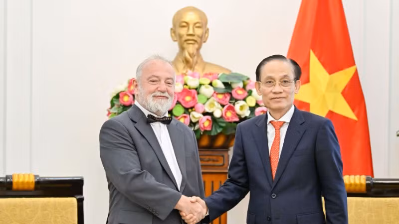 Bộ trưởng Ngoại giao Lê Hoài Trung tiếp Đại sứ đặc mệnh toàn quyền Cộng hòa Séc tại Việt Nam Hynek Kmonicek. (Ảnh: Báo Thế giới và Việt Nam)
