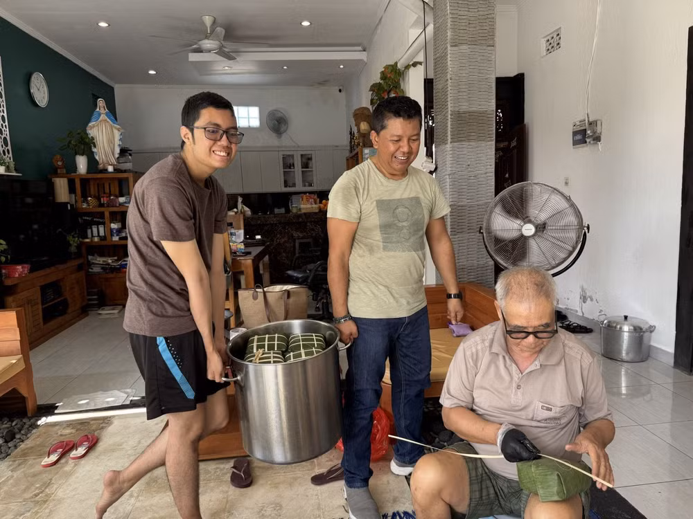 Bánh chưng đã vào nồi.