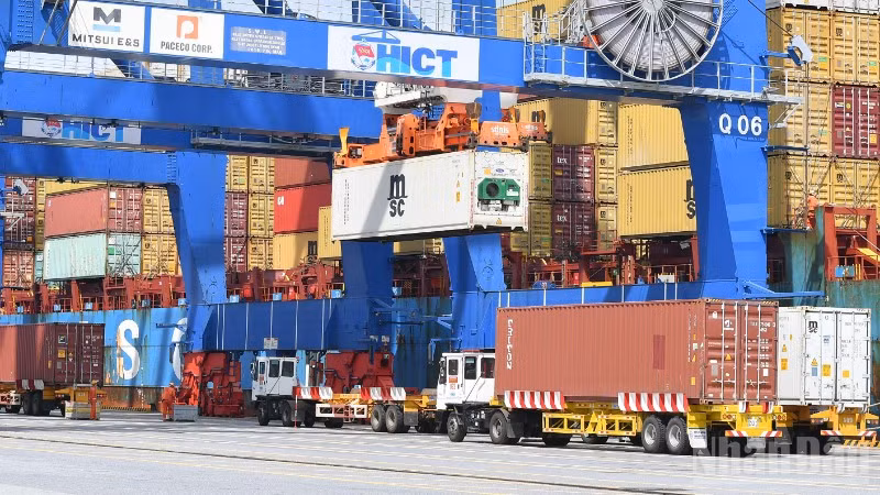 Tổng kim ngạch xuất, nhập khẩu hàng hóa 10 tháng đầu năm 2025 đạt 762,44 tỷ USD, tăng 17,4% so cùng kỳ. (Ảnh: THÀNH ĐẠT)