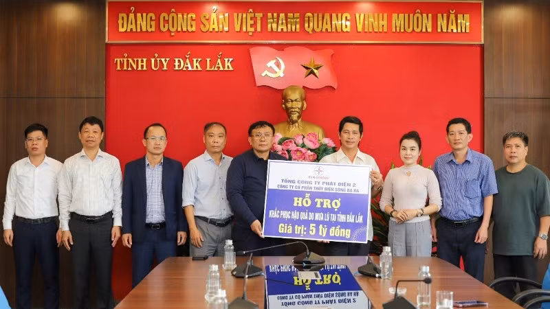 Đoàn công tác trao bảng tượng trưng kinh phí hỗ trợ cho đại diện tỉnh Đắk Lắk.