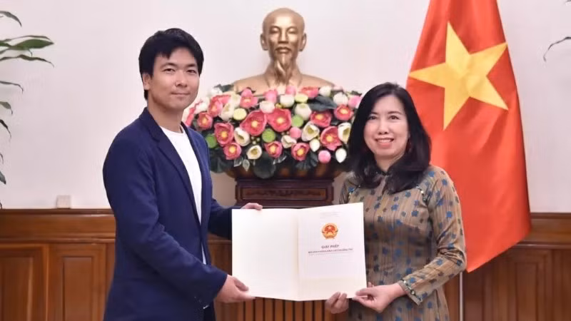 Thứ trưởng Ngoại giao Lê Thị Thu Hằng trao Giấy phép mở lại Văn phòng thường trú của Hãng truyền hình Nihon Denpa News tại Việt Nam. (Ảnh: Báo Thế giới và Việt Nam)