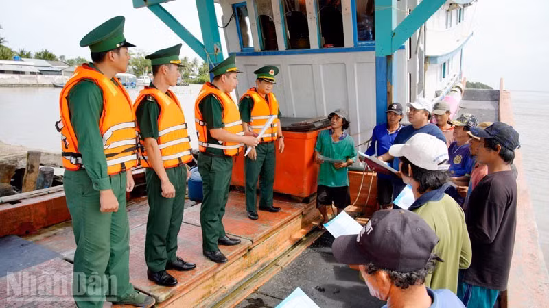 Bộ đội Biên phòng An Giang tuyên truyền các quy định chống khai thác IUU cho ngư dân. (Ảnh: QUỐC TRINH)
