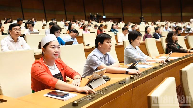 Các đại biểu Quốc hội biểu quyết thông qua Nghị quyết của Quốc hội về Chương trình giám sát của Quốc hội năm 2026. (Ảnh: DUY LINH)