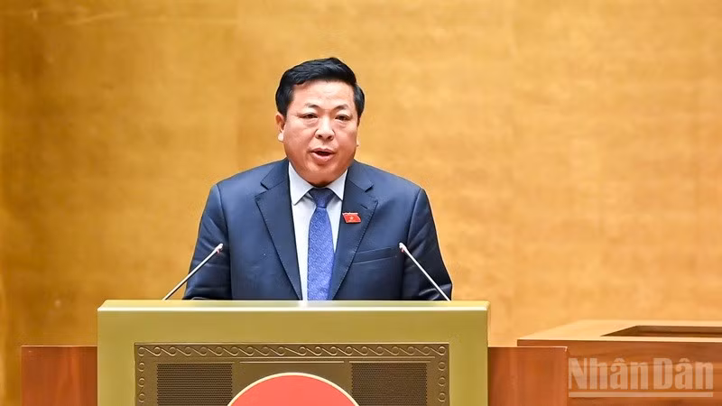Bộ trưởng Xây dựng Trần Hồng Minh trình bày Tờ trình dự án Luật Đường sắt (sửa đổi). (Ảnh: DUY LINH)