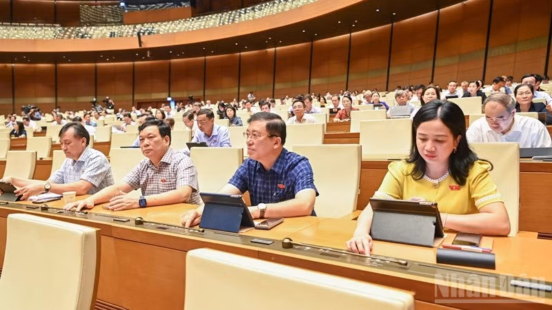 Các đại biểu Quốc hội bấm nút thông qua Luật Thuế tiêu thụ đặc biệt (sửa đổi). (Ảnh: DUY LINH)