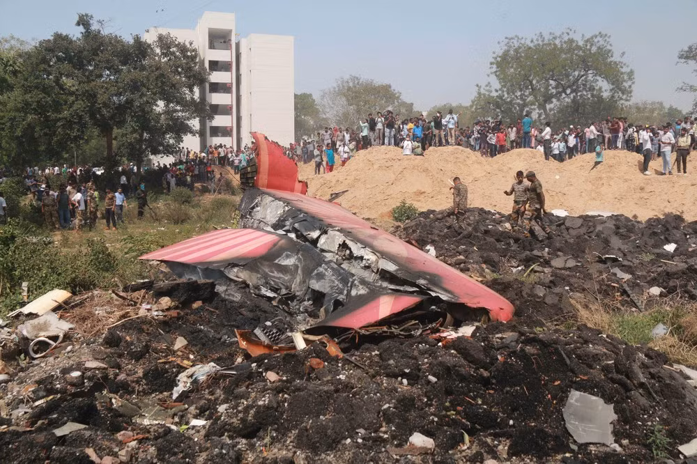 Hiện trường máy bay của Hãng hàng không Air India bị rơi tại thành phố Ahmedabad, bang Gujarat, Ấn Độ, ngày 12/6/2025. Ảnh: THX/TTXVN