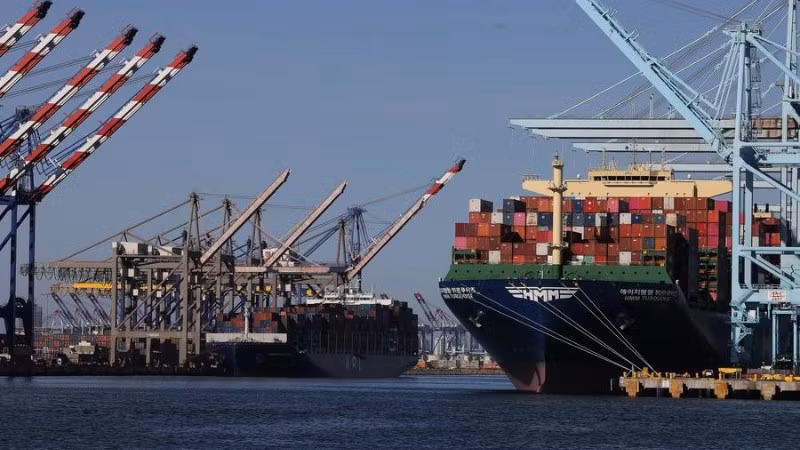 Các tàu chở container tại Cảng Los Angeles ở California, Mỹ. (Ảnh: Xinhua)