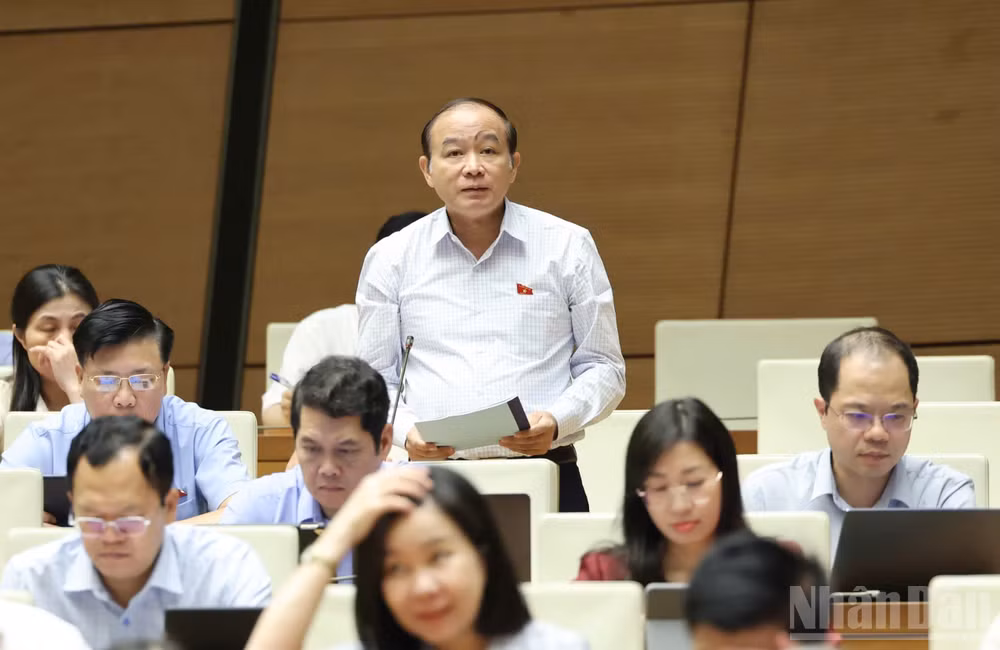 Đại biểu Lã Thanh Tân (Hải Phòng) phát biểu. (Ảnh: DUY LINH)