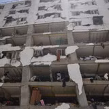 Tòa nhà bị hư hại sau động đất tại La Guaira, Venezuela. (Ảnh: THX/TTXVN)