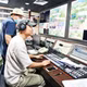 Ê kíp của HanoiTV thực hiện một chương trình cầu truyền hình. 