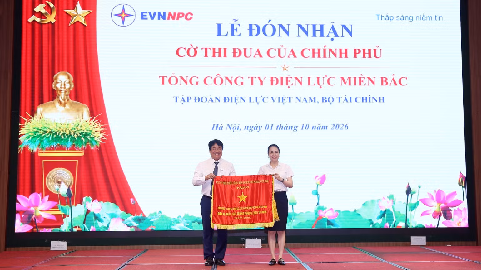 thua-uy-quyen-cua-thu-tuong-chinh-phu-ong-nguyen-anh-tuan-pho-bi-thu-dang-uy-thanh-vien-hdtv-tgd-evn-trao-co-thi-dua-cua-chinh-phu-cho-ba-do-nguyet-anh-bi-thu-dan.jpg