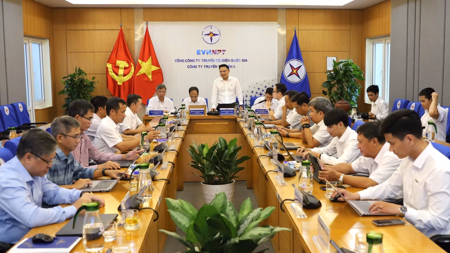 toan-canh-hoi-nghi.jpg