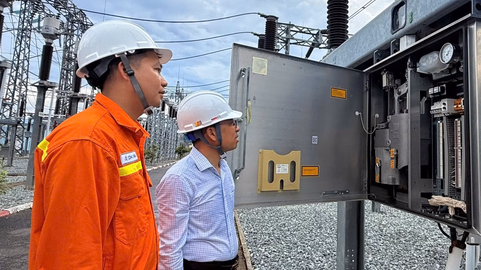 ong-huynh-quang-thinh-pgd-ptc3-kiem-tra-cong-tac-van-hanh-tai-tba-220kv-nha-trang-8047.jpg