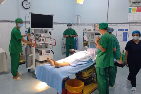 Bệnh nhân quyết định thực hiện phẫu thuật nội soi ngay tại đảo. (Ảnh: QUÝ NGỌC)