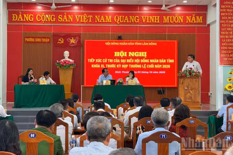 Các cử tri tiếp xúc tại phường Bình Thuận. (Ảnh: THANH HẢI)