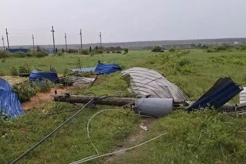 Nhiều mái tôn trên địa bàn xã Hàm Thuận Nam bị thổi bay. (Ảnh: Hà Trâm)