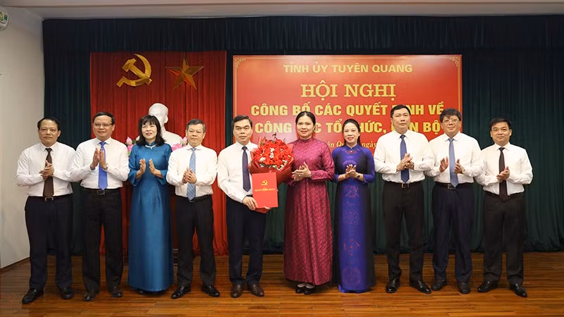 Lãnh đạo tỉnh Tuyên Quang tặng hoa chúc mừng đồng chí Ma Thế Hồng.