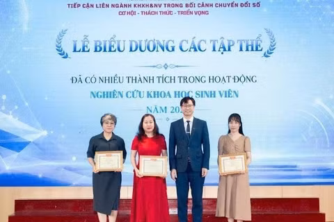 Hình ảnh tại lễ khen thưởng các tập thể có thành tích xuất sắc trong phong trào nghiên cứu khoa học của Trường đại học Khoa học Xã hội và Nhân văn (Đại học Quốc gia Hà Nội).