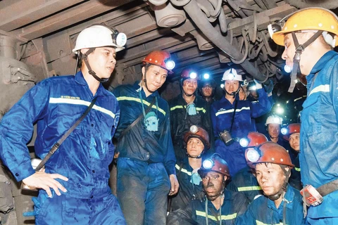 Lãnh đạo Công ty Than Thống Nhất kiểm tra sản xuất tại lò chợ cơ giới hóa của đơn vị.