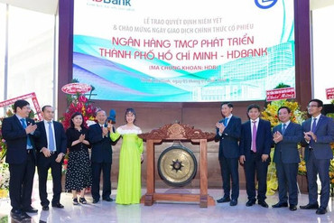 Cổ phiếu HDB chính thức niêm yết trên Sở Giao dịch Chứng khoán TP.HCM (HOSE).

Sau khi niêm yết, cổ phiếu HDB nhanh chóng lọt vào Top 30 cổ phiếu vốn hóa lớn và thanh khoản cao của thị trường.