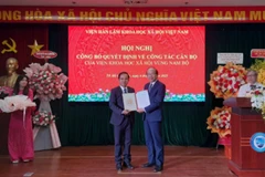 Trao Quyết định bổ nhiệm Phó Giáo sư, Tiến sĩ Vũ Tuấn Hưng giữ chức Viện trưởng Viện Khoa học xã hội vùng Nam Bộ. 