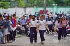 Các thí sinh tự tin bước vào kỳ thi.
