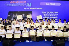 Các đội đoạt giải chụp ảnh lưu niệm.