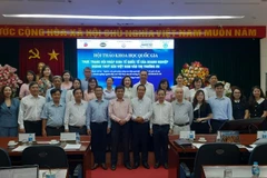 Đại biểu tham dự hội thảo chụp ảnh lưu niệm