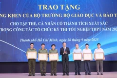 Bộ Giáo dục và Đào tạo trao tặng bằng khen cho tập thể, cá nhân có thành tích xuất sắc trong công tác tổ chức Kỳ thi trung học phổ thông năm 2025. 