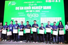 Ban tổ chức trao quà cho các đại diện dự án tham gia cuộc thi.