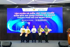 Ban tổ chức tặng hoa cho các đơn vị tham gia chương trình.