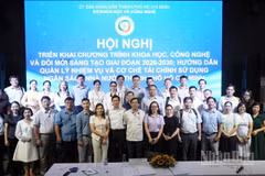Các đại biểu chụp ảnh lưu niệm.