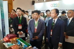 Các đại biểu tham quan các gian hàng trưng bày công nghệ tại Biztech 2025.