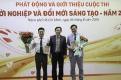 Lãnh đạo Trường đại học Kiến trúc Thành phố Hồ Chí Minh tặng quà lưu niệm cho các đơn vị đồng tổ chức.