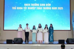Đại học Quốc gia Thành phố Hồ Chí Minh khen thưởng sinh viên thủ khoa tốt nghiệp toàn trường năm 2025.