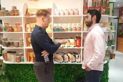 Nhà đầu tư nước ngoài tìm hiểu sản phẩm của doanh nghiệp Thành phố Hồ Chí Minh trưng bày tại Trung tâm Xúc tiến thương mại và đầu tư Thành phố Hồ Chí Minh.