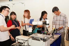 Các đại biểu tham quan các sản phẩm được trưng bày WISE HCMC+ 2025.