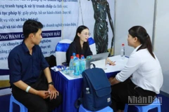 Nhà tuyển dụng phỏng vấn sinh viên tại ngày hội việc làm.