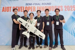 Các thành viên nhóm cùng sản phẩm tham gia Cuộc thi Phát triển Ứng dụng AIoT Developer InnoWorks 2025.