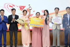 Ban tổ chức trao giải Nhất cho Đội thi NEXTEDGE.