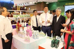 Các đại biểu tham quan sản phẩm tiêu biểu được trưng bày tại “Tuần hàng giới thiệu, quảng bá sản phẩm nông sản, sản phẩm công nghiệp nông thôn tiêu biểu, sản phẩm OCOP và đặc sản tỉnh Quảng Trị”.