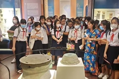 Học sinh tham quan Bảo tàng lịch sử Thành phố Hồ Chí Minh.