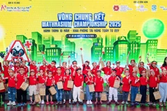 Các thí sinh đạt giải chụp ảnh lưu niệm.