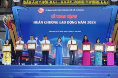 Chín nhà giáo vinh dự đón nhận Huân chương Lao động do Chủ tịch nước tặng.