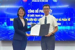 Bà Trần Thị Diệu Thúy, Phó Chủ tịch Ủy ban nhân dân Thành phố Hồ Chí Minh trao Giấy chứng nhận cho Trung tâm Nghiên cứu vật liệu cấu trúc nano và phân tử.
