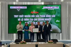 Trao quyết định tiếp nhận dự án tham gia chương trình ươm tạo cho Công ty cổ phần Công nghệ Checkee.