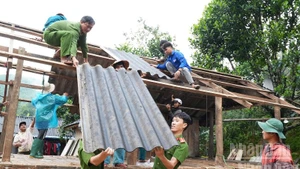Công an xã Ba Tô (tỉnh Quảng Ngãi) giúp người dân xóa nhà tạm, nhà dột nát.