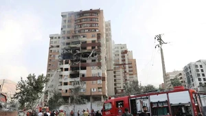 Một tòa nhà ở thủ đô Tehran (Iran) hư hại sau đợt không kích.