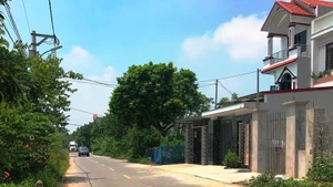 Tuyến đường liên xã qua địa bàn xã Đồng Phú (huyện Chương Mỹ, thành phố Hà Nội) - xã vừa được công nhận đạt chuẩn nông thôn mới nâng cao. (Ảnh: MINH VÂN)