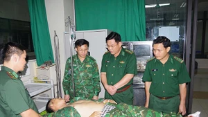 Lãnh đạo Bộ đội Biên phòng tỉnh Thanh Hóa thăm hỏi, động viên đồng đội yên tâm điều trị vết thương.